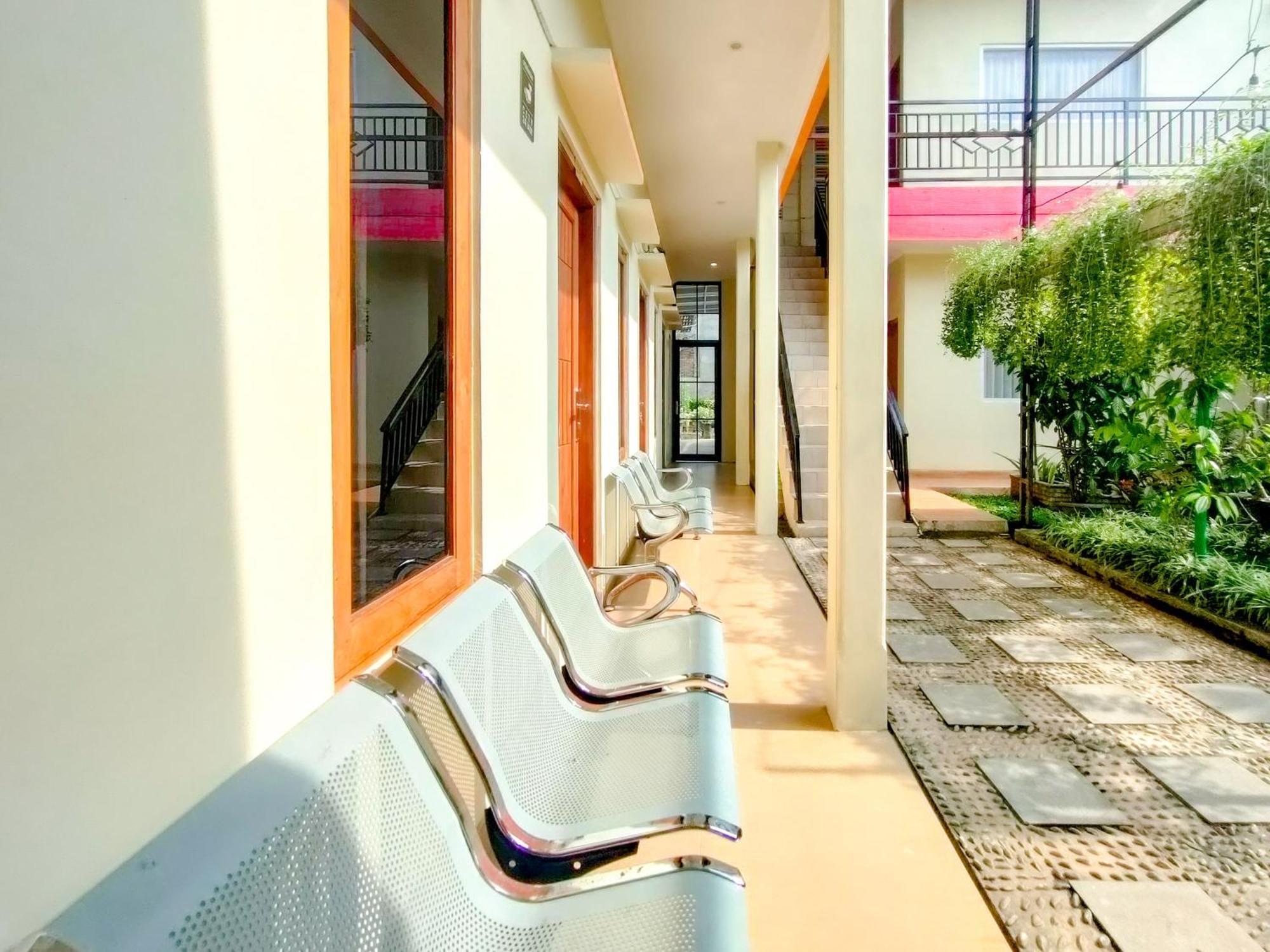 Reddoorz Syariah At Graha Adi Karya Kartasura Hotel Kartosuro Kültér fotó